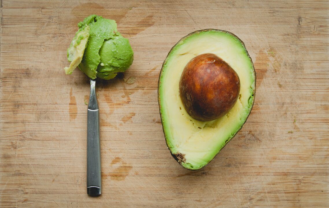 Avocado face parte din dieta keto datorită conținutului ridicat de grăsimi și proteine ​​vegetale. 