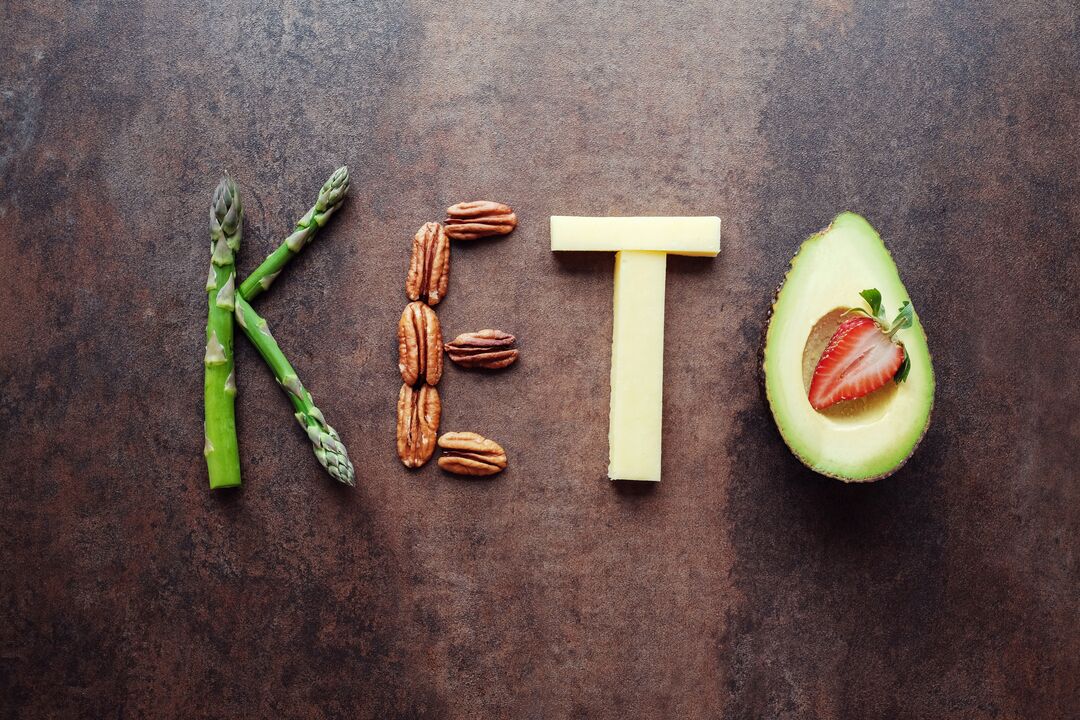 Dieta keto este o creștere a grăsimilor și proteinelor pe un fundal de reduceri drastice ale carbohidraților. 