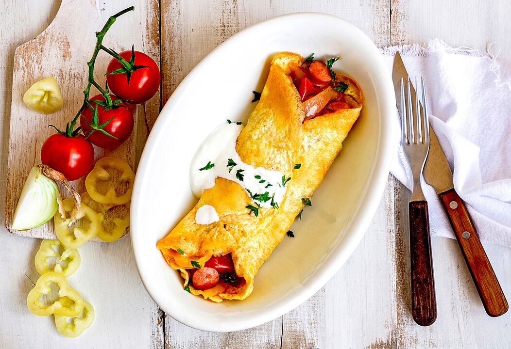 Micul dejun pentru cei pe keto este o omletă cu brânză, legume și șuncă